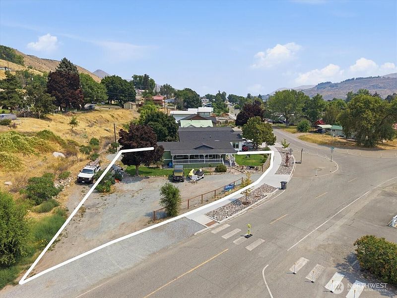 3rd image of 634 Warren Avenue W