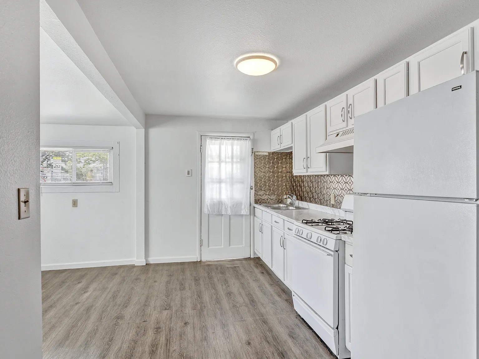 3 bed, 864 sqft, $1,950 — Photo 1