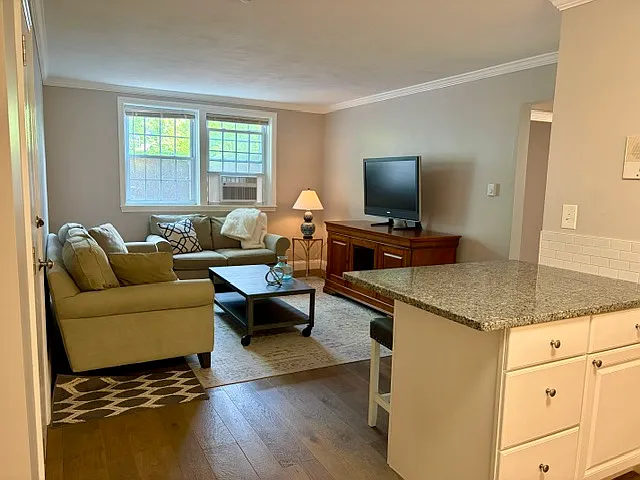 2 bed, 640 sqft, $2,200 — Photo 4