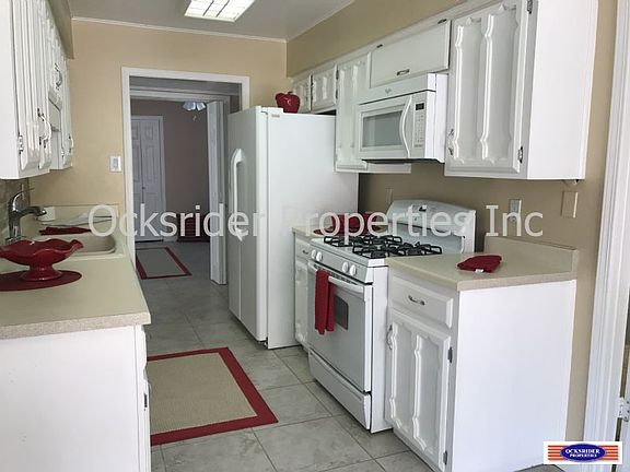 3rd image of 924 Turner Dr NE