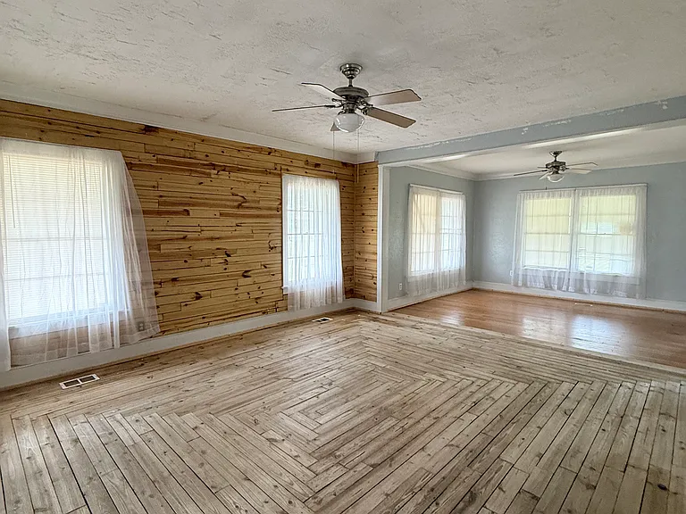 375 W Bay Ave — Photo 8