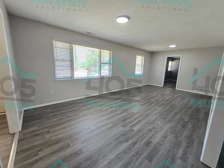 3606 Oakhurst Dr — Photo 2