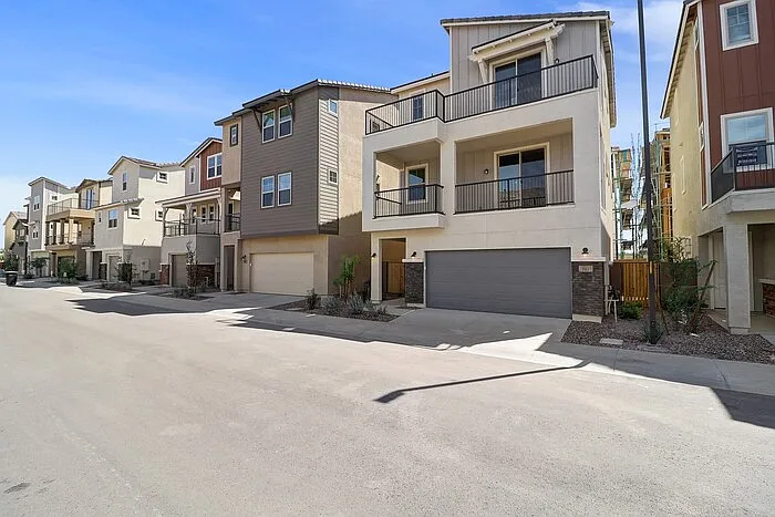 761 W Winchester Dr — Photo 2