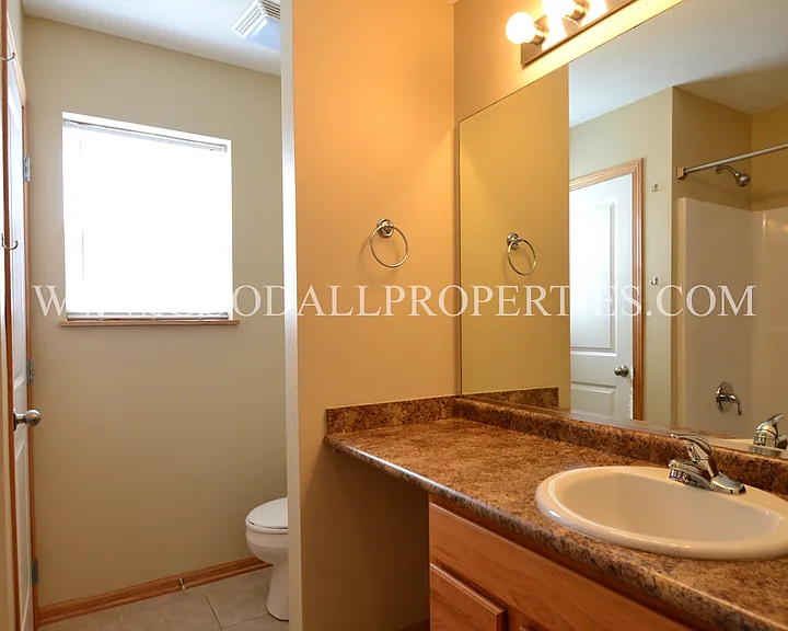 15207 Townsend Ave — Photo 6