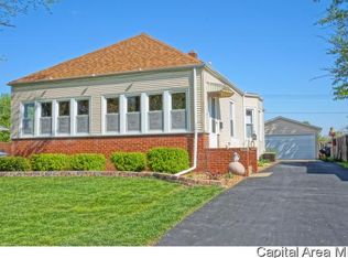 1227 W Vine St, Taylorville, IL 62568