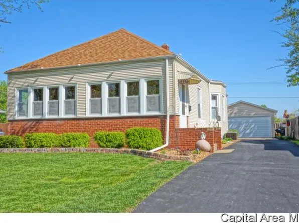 1227 W Vine St, Taylorville, IL 62568