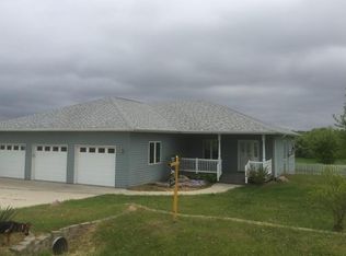615 Rock Creek Dr, Maxwell, IA 50161