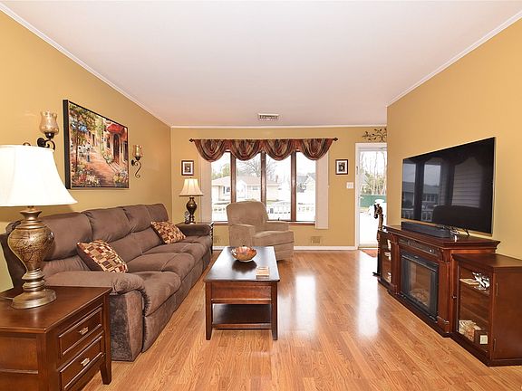 2nd image of 338 W 9th St