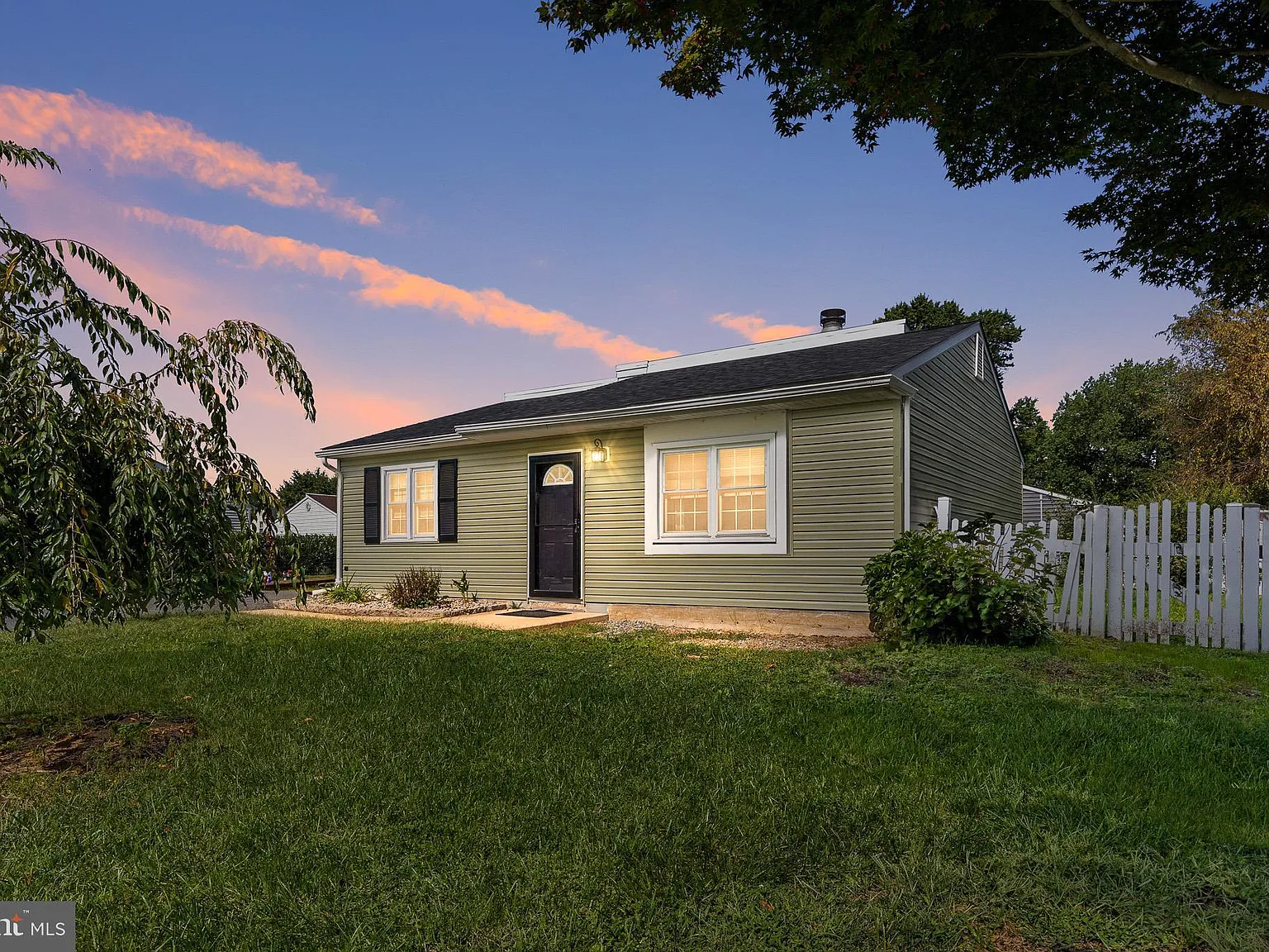 2 bed, 1.0 bath, 1177 sqft, $2,200 — Photo 1