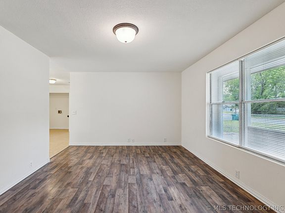 3rd image of 108 W Orleans Ave