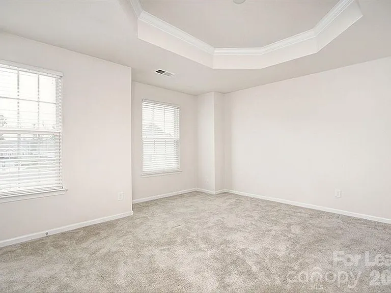 2704 Silverthorn Dr — Photo 9