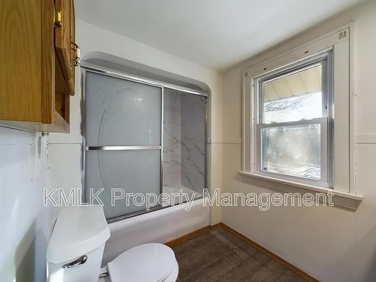 524 Allyn St — Photo 44