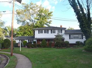 16 Hale Ct, Metuchen, NJ 08840