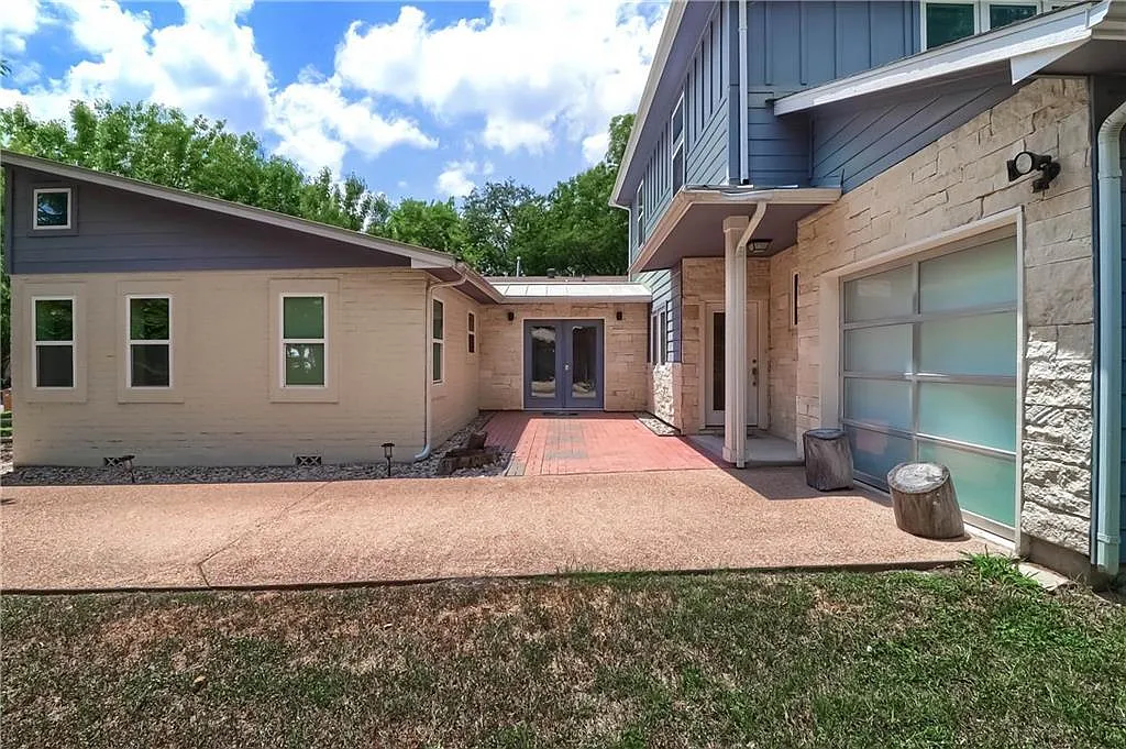 4 bed, 3.5 bath, 2465 sqft, $4,000 — Photo 1