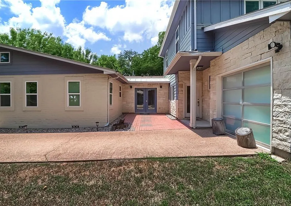 900 Capitol Ct