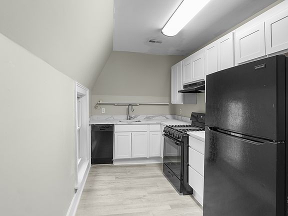1111 E Genesee #3 - Full Kitchen