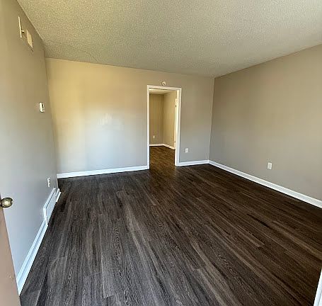 3rd image of 45 W Byfield Dr