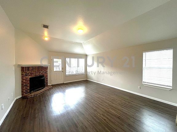2nd image of 1923 Pin Oak Ln