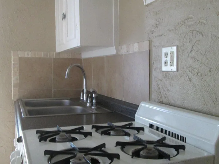 N 42nd St — Photo 15