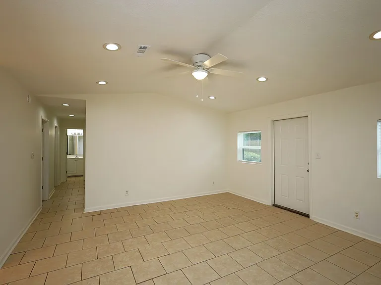 2816 Kirkwood Cir — Photo 2