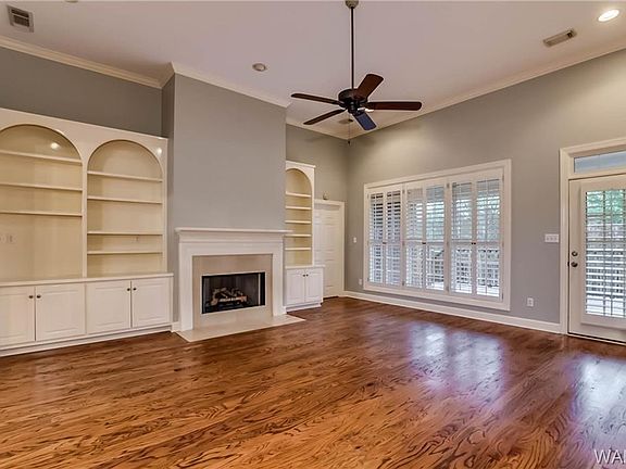 3rd image of 912 Lynn Oaks St