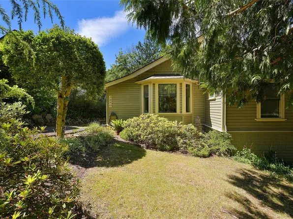 3890 Savannah Ave, Saanich, BC V8X 1T5