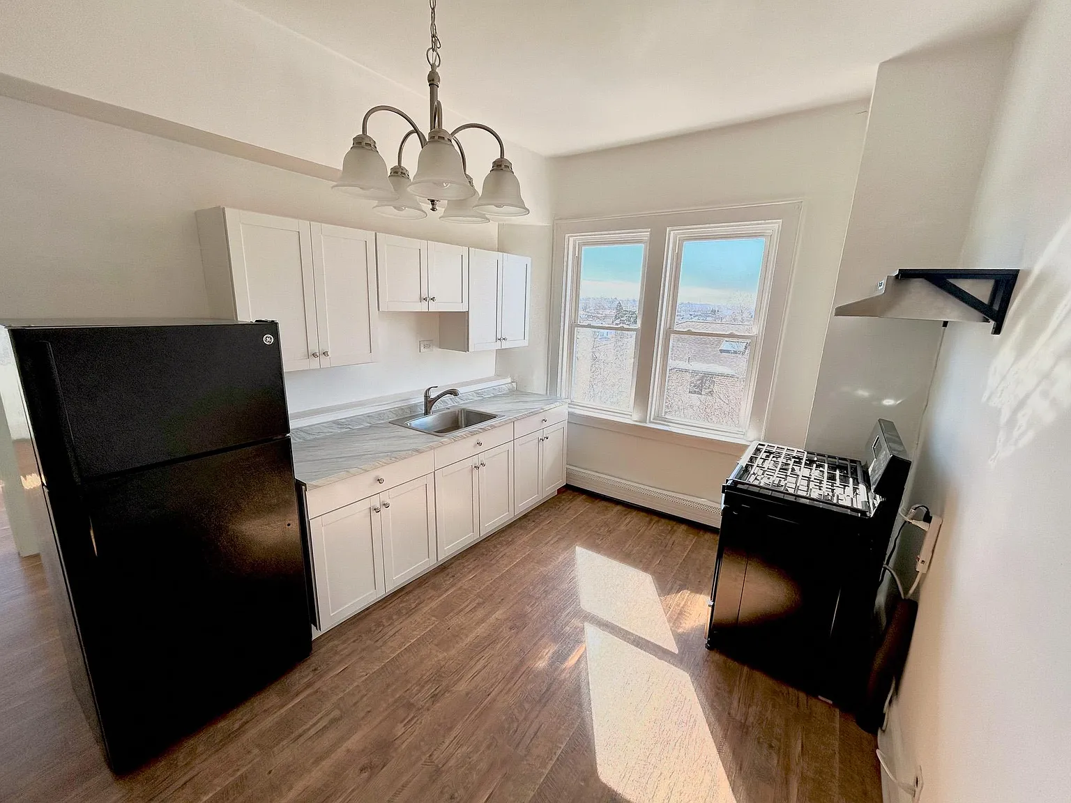 4 bed, $2,700 — Photo 4