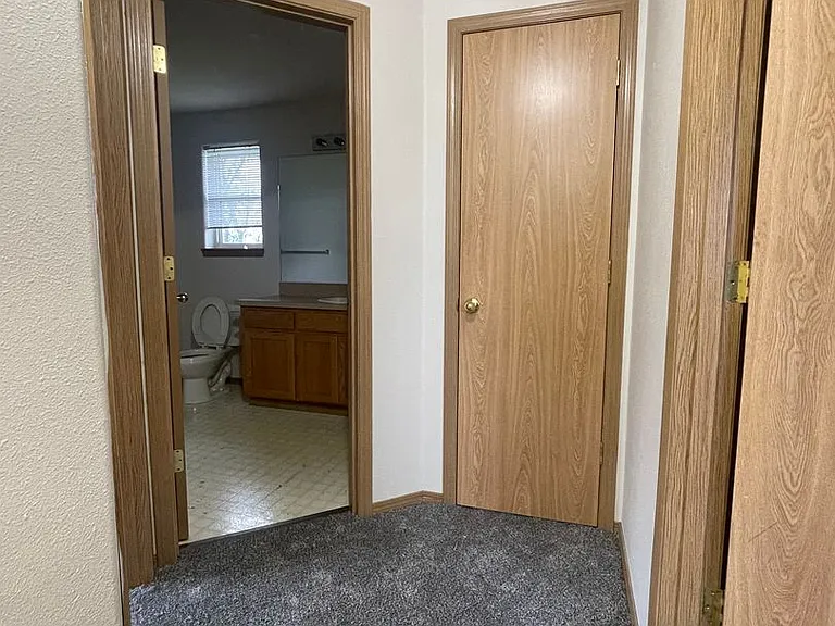 1047 S 10th St — Photo 10