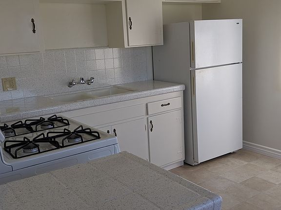 3rd image of 4678 1/2 W Point Loma Blvd