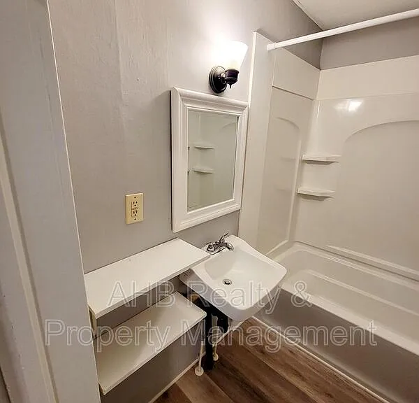 633 Tucker St #A — Photo 9