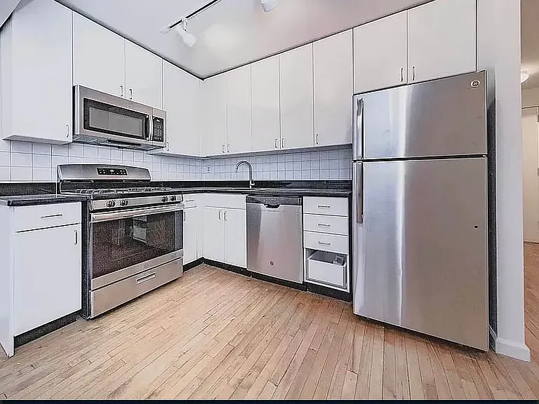 190 E 7th St #112 — Photo 1