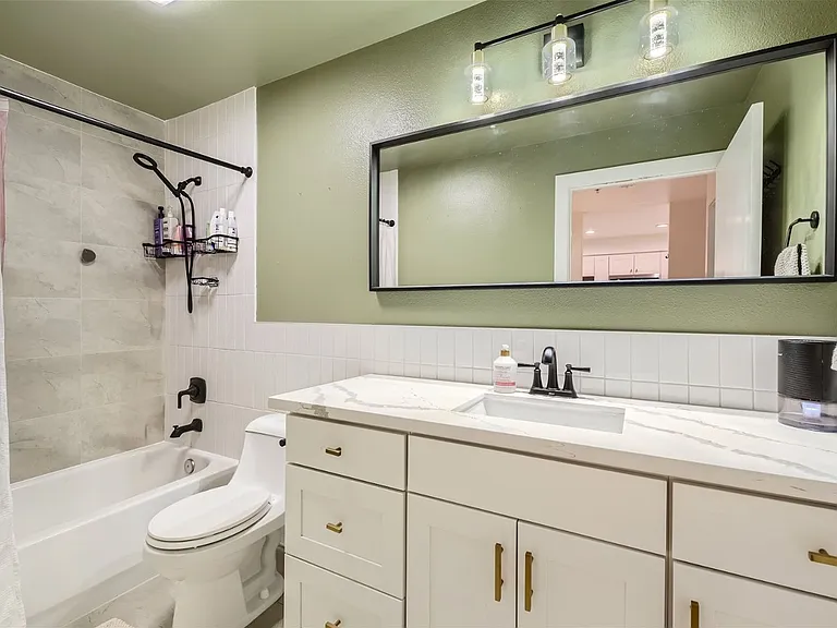 700 E Denny Way #209 — Photo 5