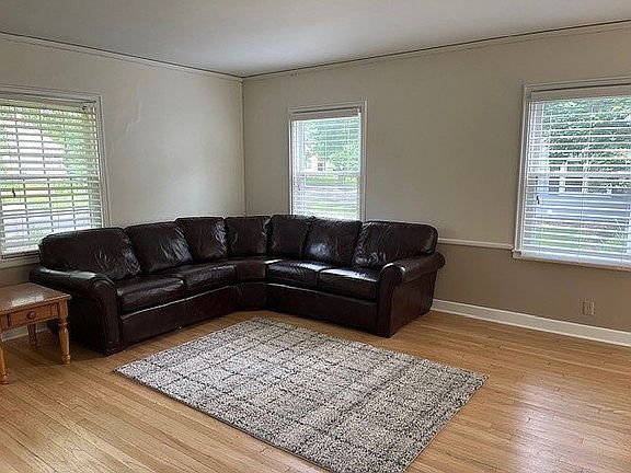 4th image of 430 Franklin Ave