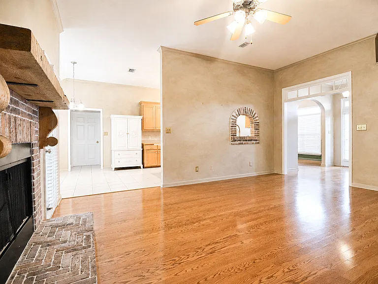 3829 Edinburg Cir — Photo 5