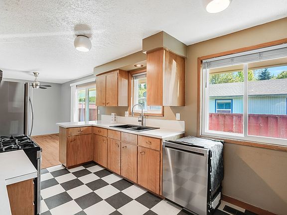 4th image of 3210 SE Sherrett St