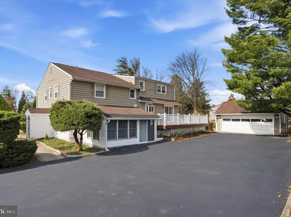 898 Crestline Dr, Blue Bell, PA 19422