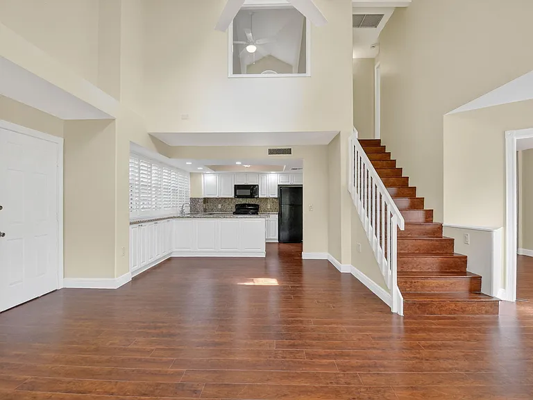 204 Andover Ct — Photo 9