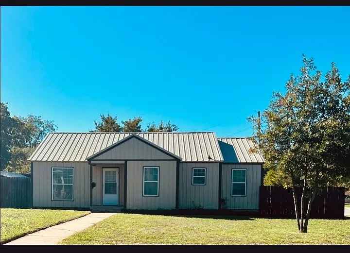 2 bed, 950 sqft, $2,200 — Photo 1