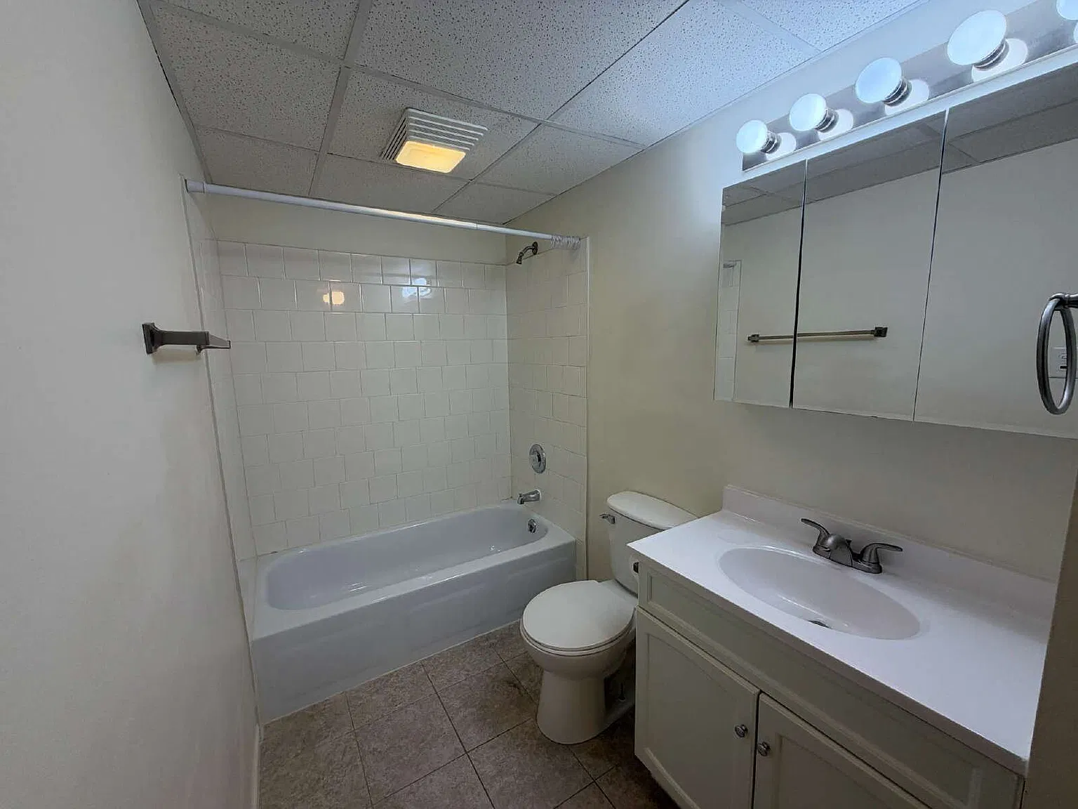 Studio, 1.0 bath, $750 — Photo 4