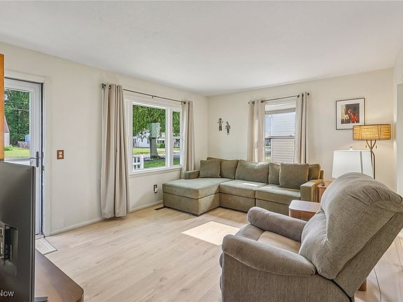 4th image of 15930 Westdale Ave