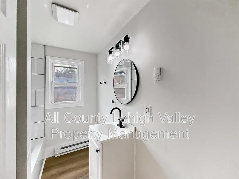 2 bed, 1.0 bath, 718 sqft, $1,595 — Photo 4