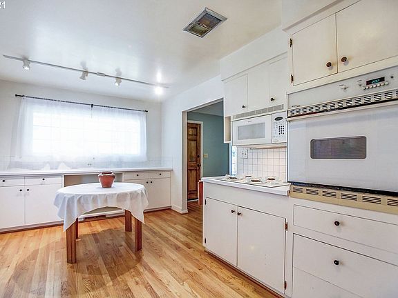 4th image of 2292 Hillcrest Dr
