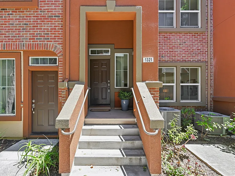 1321 Lee Pl — Photo 4