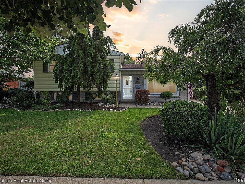 1st image of 28838 Newport Dr