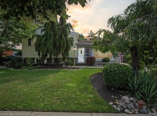 28838 Newport Dr, Warren, MI 48088