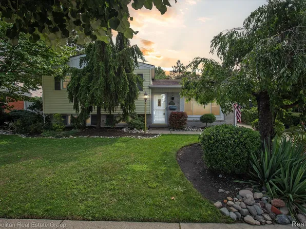 28838 Newport Dr, Warren, MI 48088