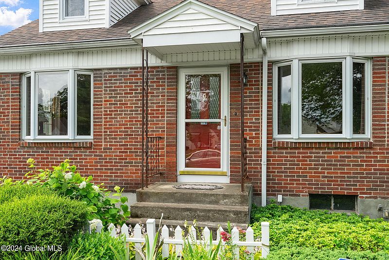4th image of 1043 Peter Road
