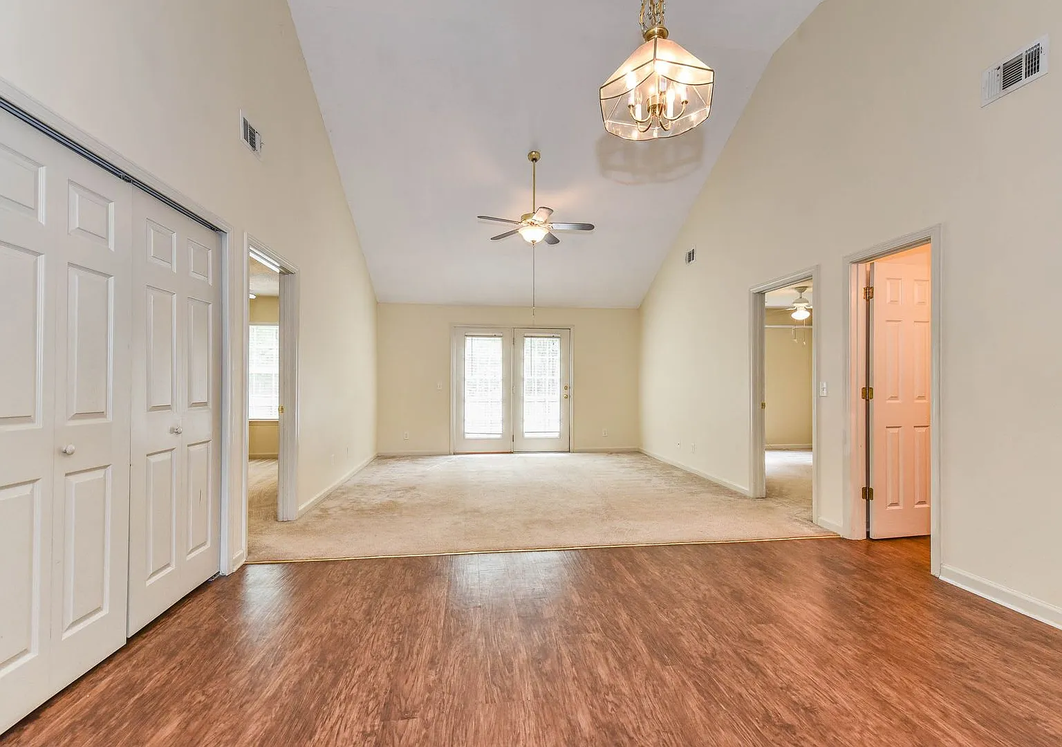 3 Bedroom, 2 Bath Home with Fully Fenced Yard Pet Friendly! — Photo 3