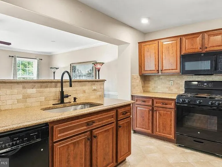 133 Vernon Ct — Photo 4