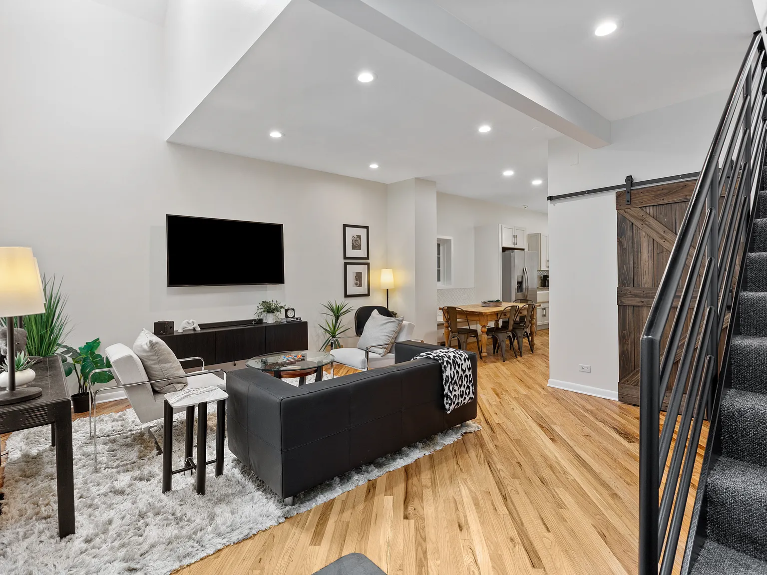 4 bed, 3.5 bath, 2800 sqft, $9,000 — Photo 2